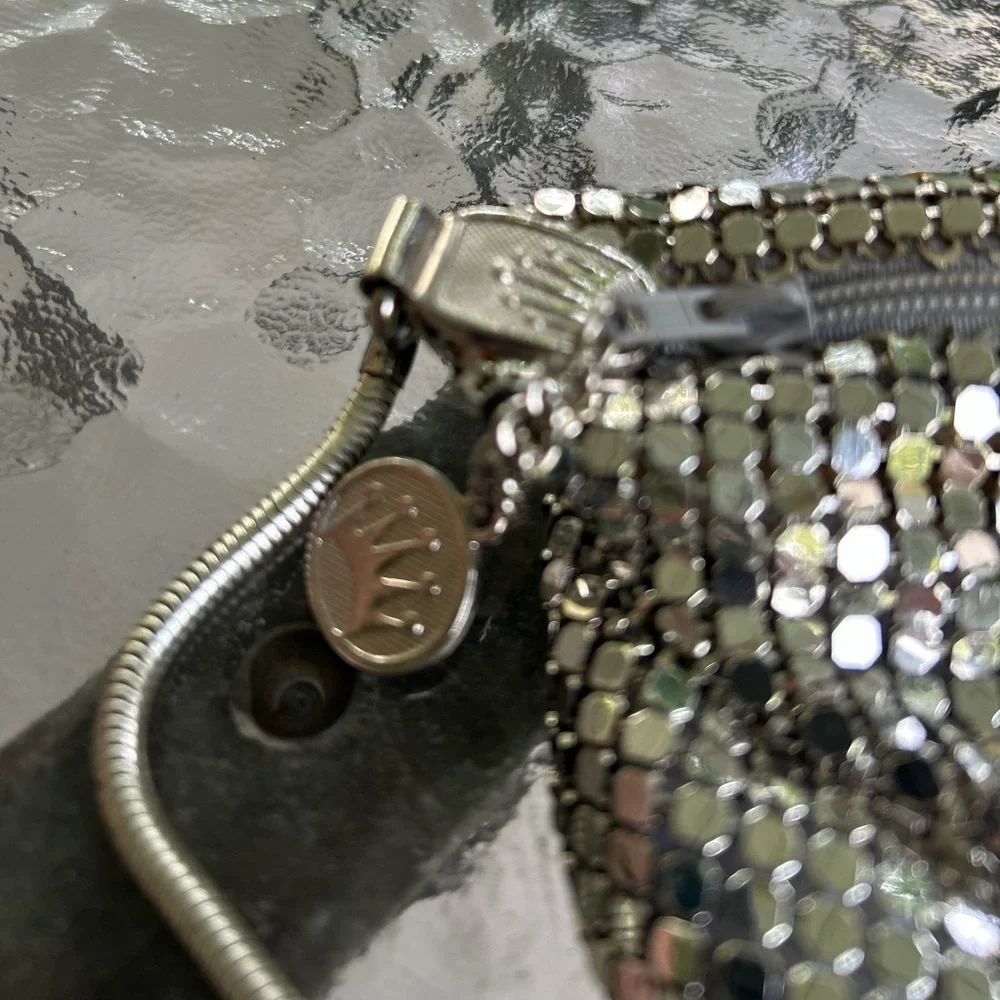 LA Regale Ltd - VINTAGE, Zipper chain metallic silver purse, metal chain